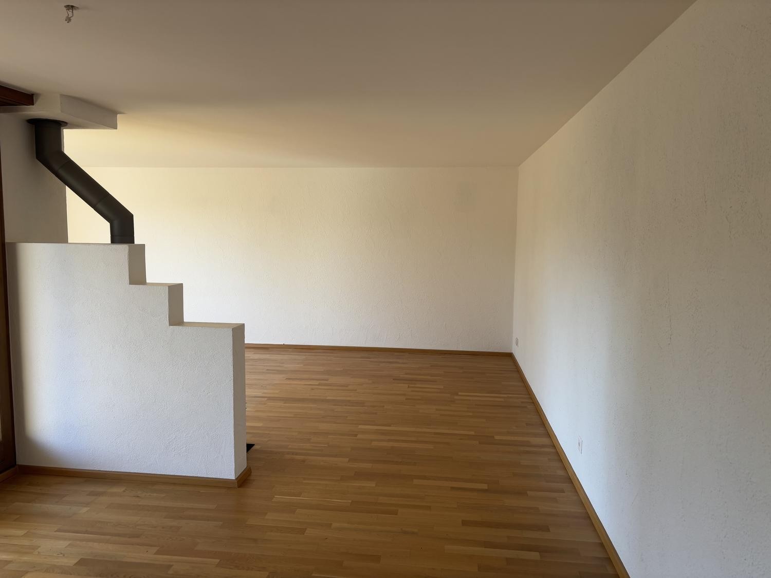 Appartamento di 3 ½ locali

Cercasi subentrante per un spazioso appartamento di 3.5 locali. Questo si distingue per la sua vista e l'arredamento accogliente. Dal 1 dicembre 2026.

- Cucina luminosa con molto spazio di stivaggio, elettrodomestici di alta qualità e pavimento in piastrelle facile da pu, foto 4 di 10