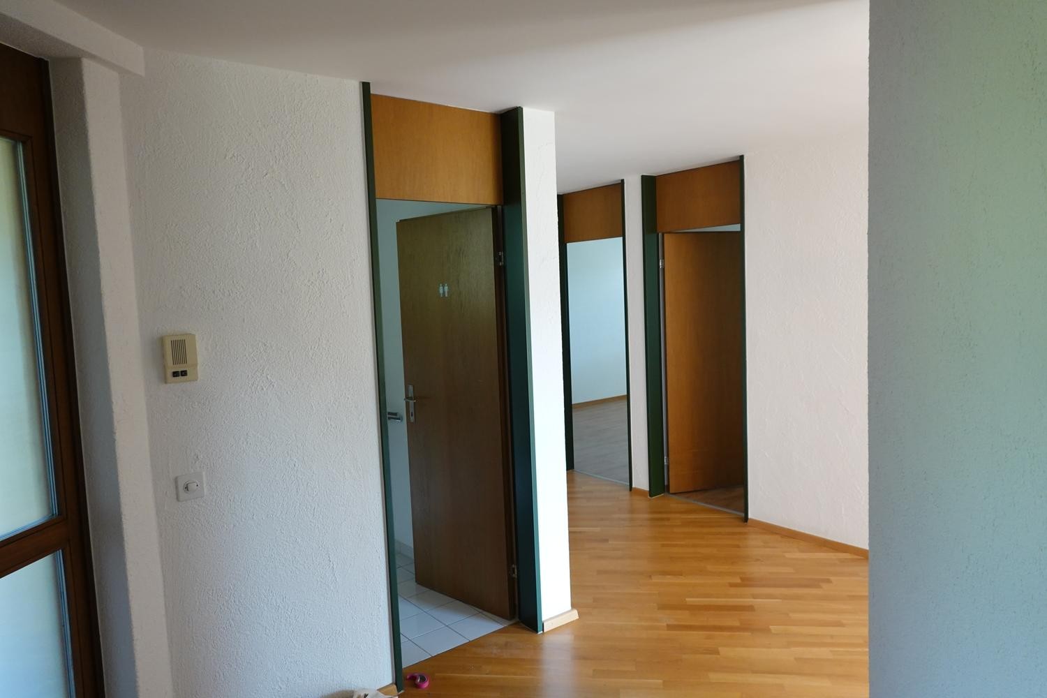 Appartamento di 3 ½ locali

Cercasi subentrante per un spazioso appartamento di 3.5 locali. Questo si distingue per la sua vista e l'arredamento accogliente. Dal 1 dicembre 2026.

- Cucina luminosa con molto spazio di stivaggio, elettrodomestici di alta qualità e pavimento in piastrelle facile da pu, foto 9 di 10