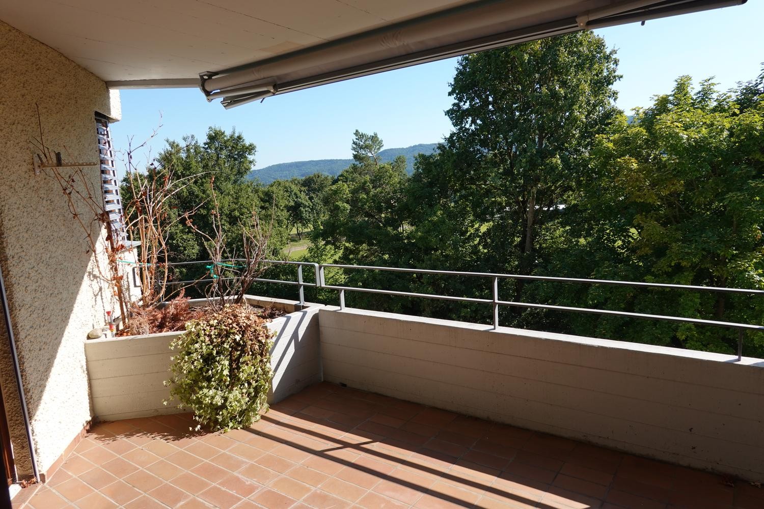 Appartamento di 3 ½ locali

Cercasi subentrante per un spazioso appartamento di 3.5 locali. Questo si distingue per la sua vista e l'arredamento accogliente. Dal 1 dicembre 2026.

- Cucina luminosa con molto spazio di stivaggio, elettrodomestici di alta qualità e pavimento in piastrelle facile da pu, foto 6 di 10