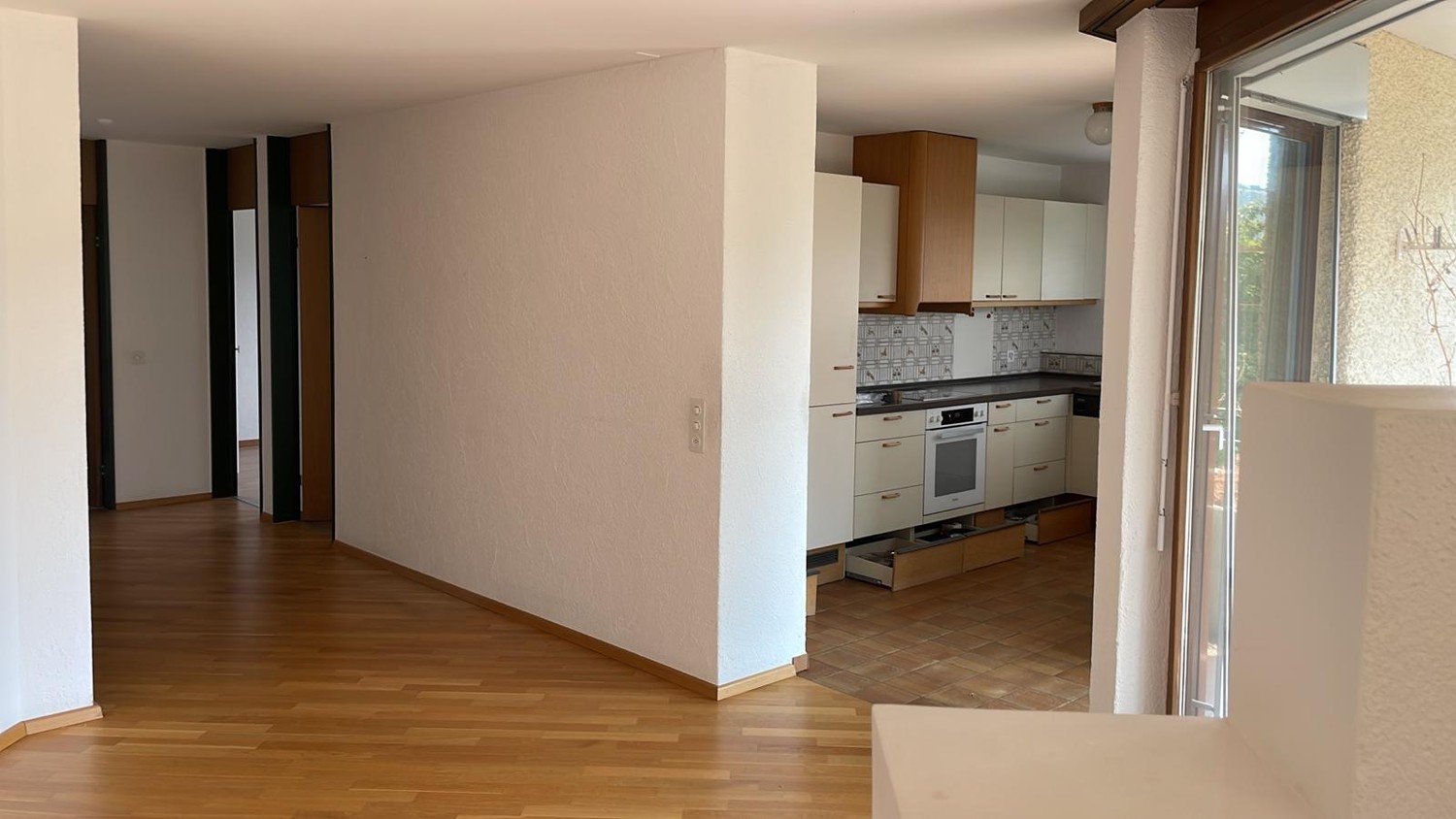 Appartamento di 3 ½ locali

Cercasi subentrante per un spazioso appartamento di 3.5 locali. Questo si distingue per la sua vista e l'arredamento accogliente. Dal 1 dicembre 2026.

- Cucina luminosa con molto spazio di stivaggio, elettrodomestici di alta qualità e pavimento in piastrelle facile da pu, foto 7 di 10
