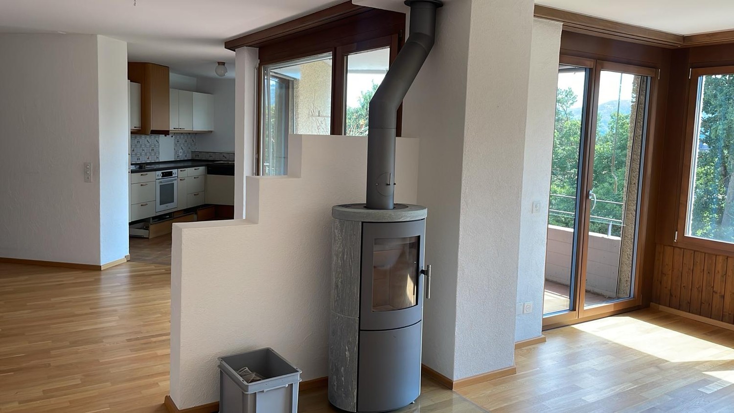 Appartamento di 3 ½ locali

Cercasi subentrante per un spazioso appartamento di 3.5 locali. Questo si distingue per la sua vista e l'arredamento accogliente. Dal 1 dicembre 2026.

- Cucina luminosa con molto spazio di stivaggio, elettrodomestici di alta qualità e pavimento in piastrelle facile da pu, foto 3 di 10