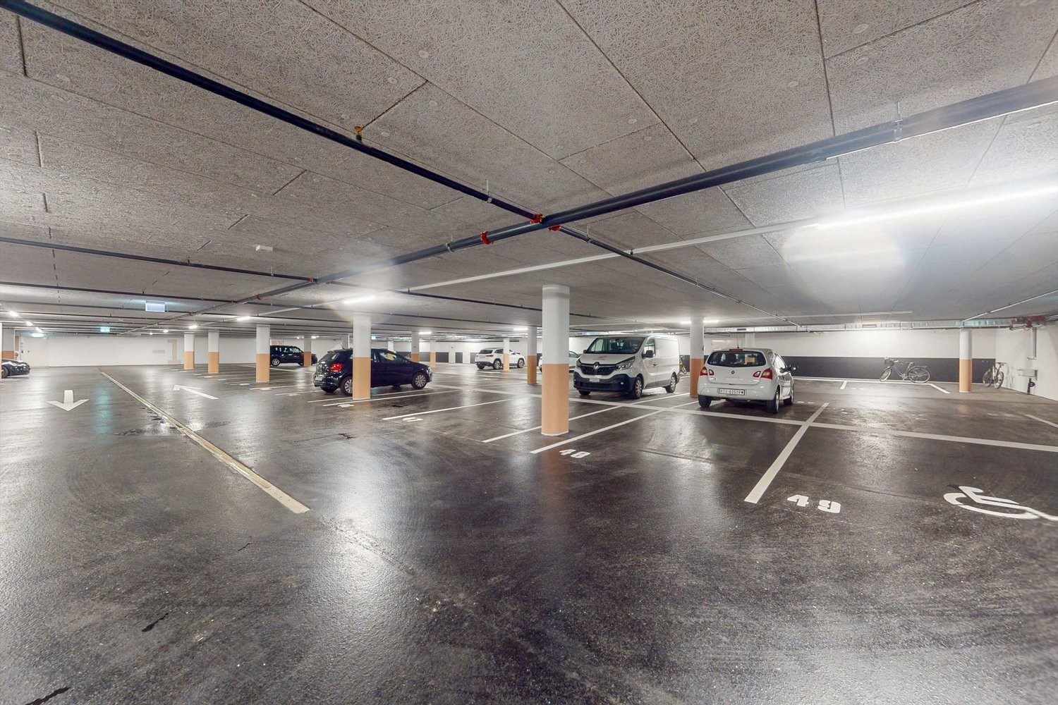 Covered bike parking, foto 1 di 2