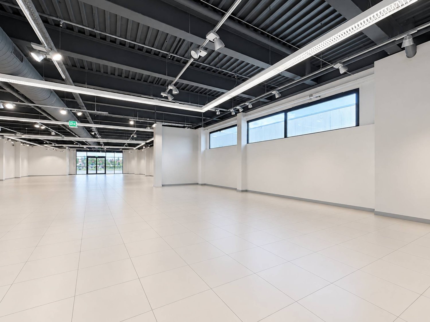 946m² arcade
