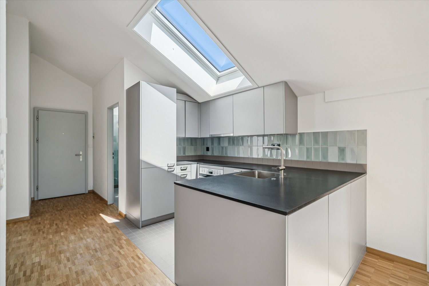 Appartamento mansardato di 2 ½ locali, foto 1 di 7