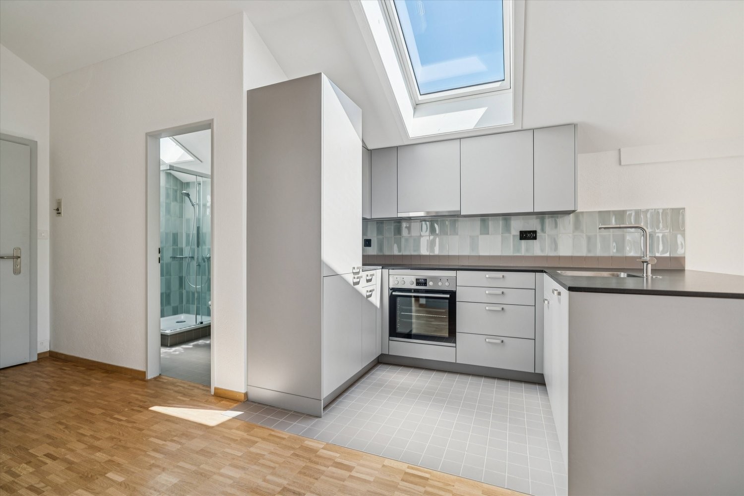 Appartamento mansardato di 2 ½ locali, foto 3 di 7