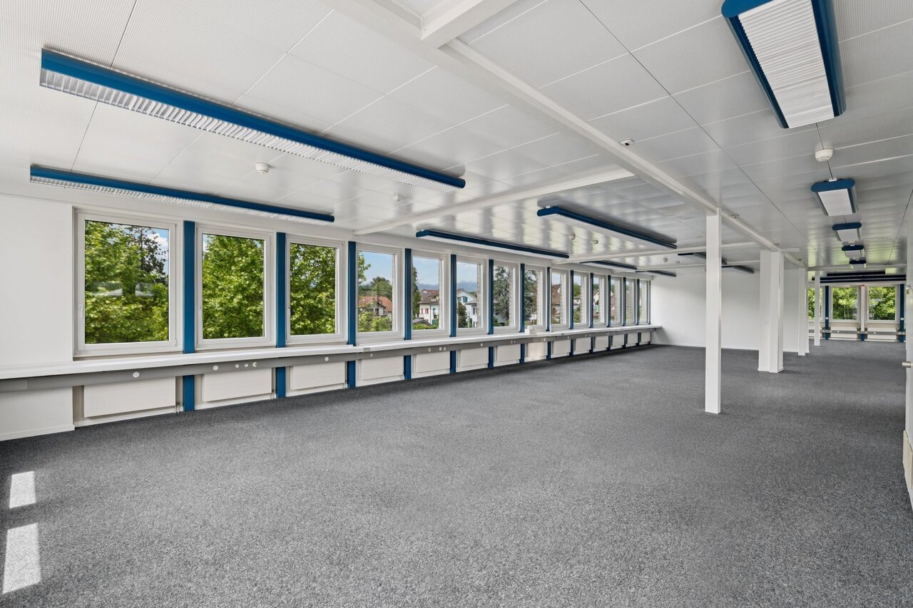 318m² office