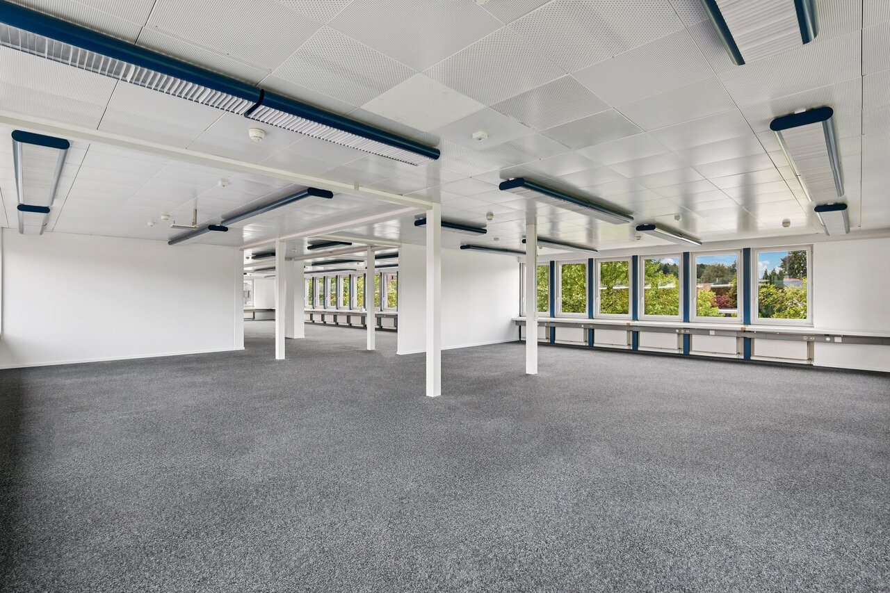 318m² office