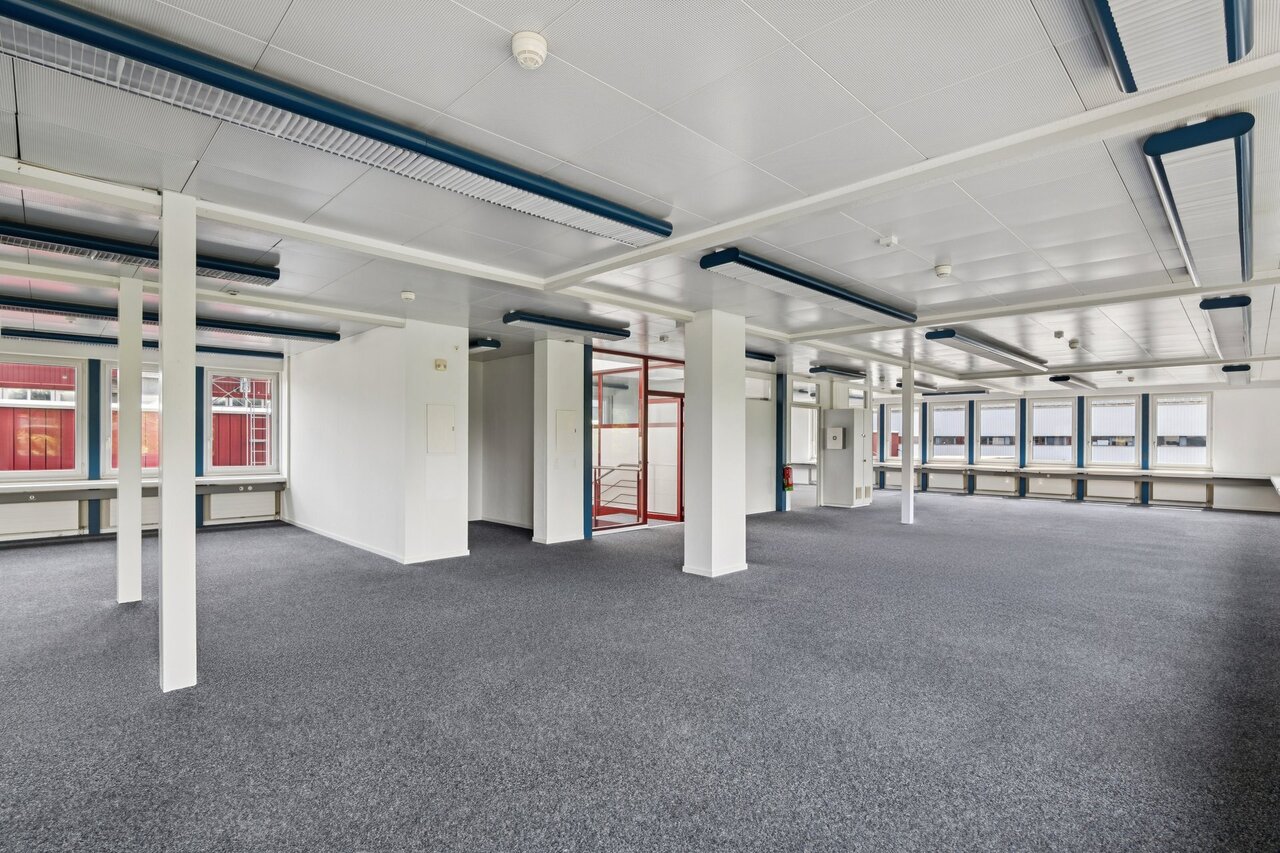 318m² office