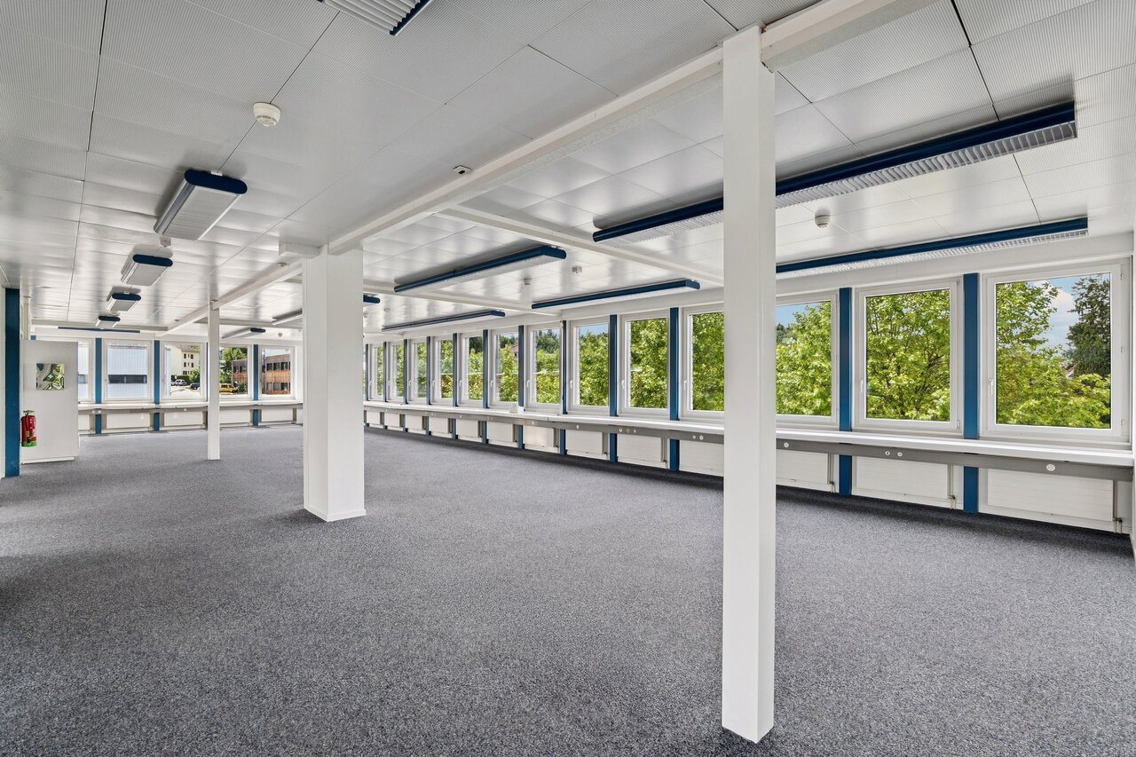 318m² office