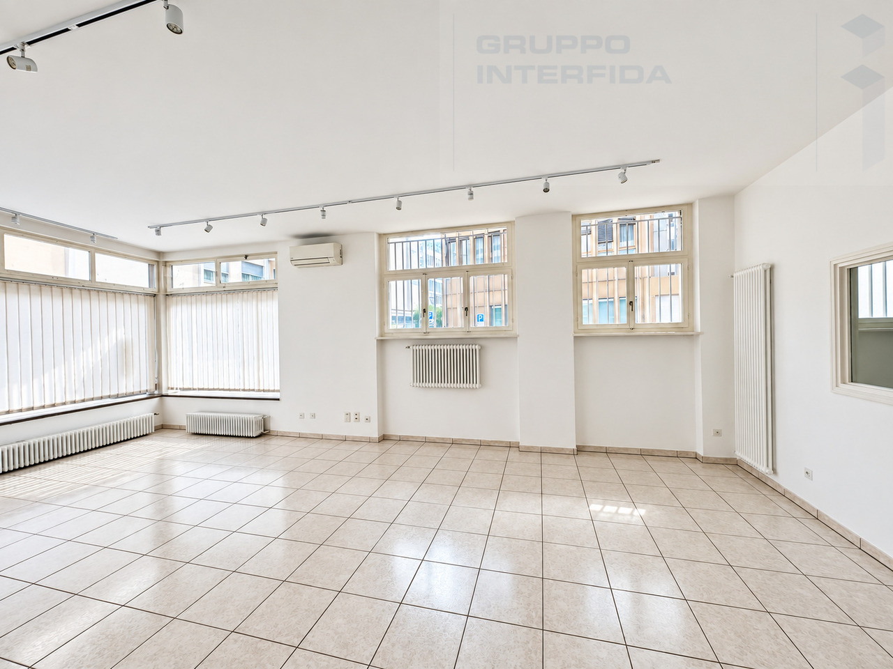 90m² shop
