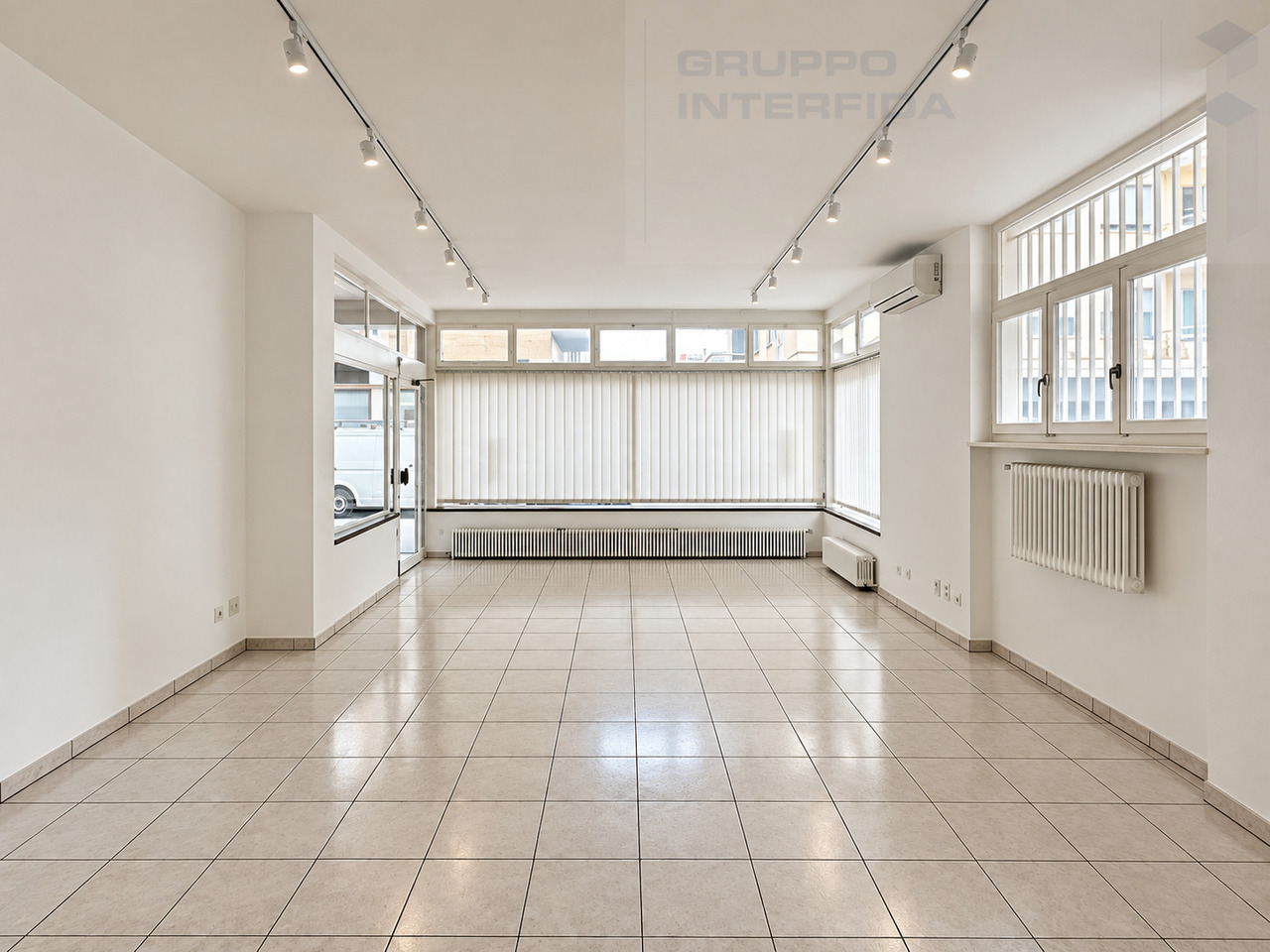 90m² shop