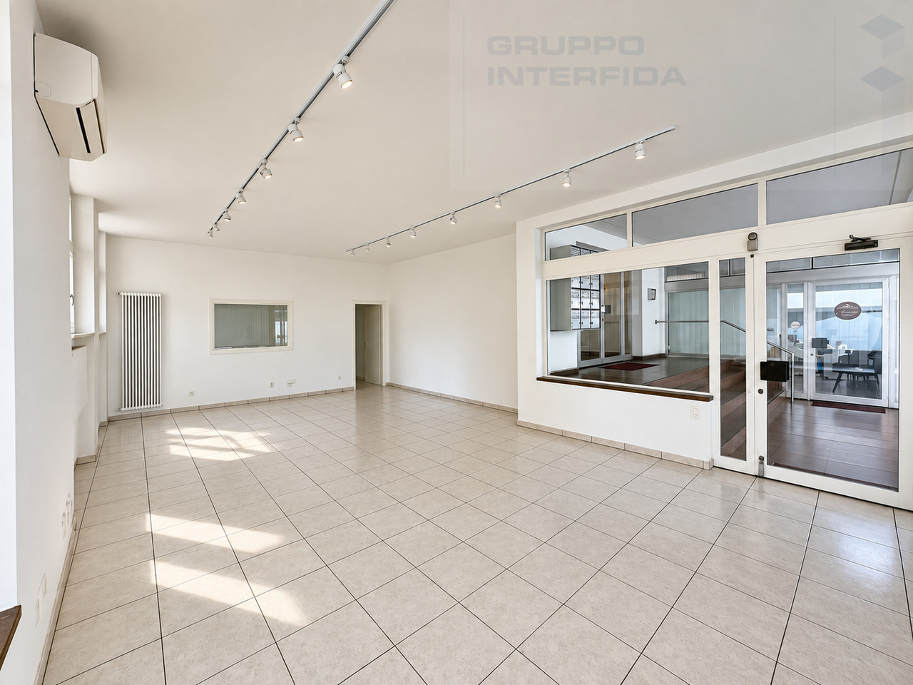 90m² shop