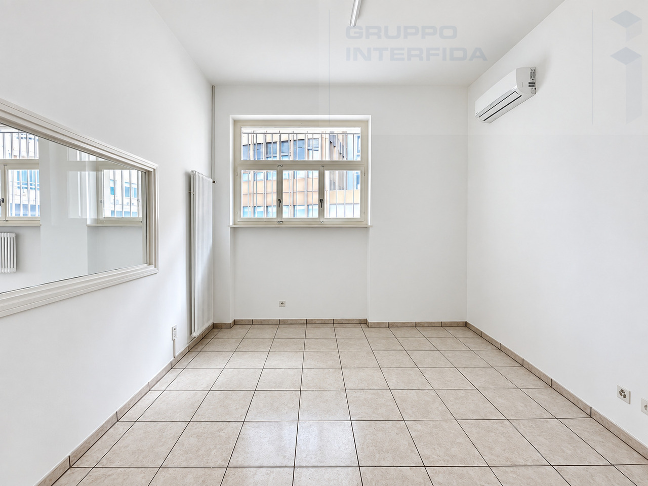 90m² shop