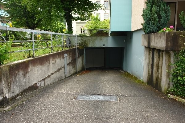 Posto auto interrato

Affittiamo da subito o su accordo un posto auto.

Canone CHF 100.-- al mese.