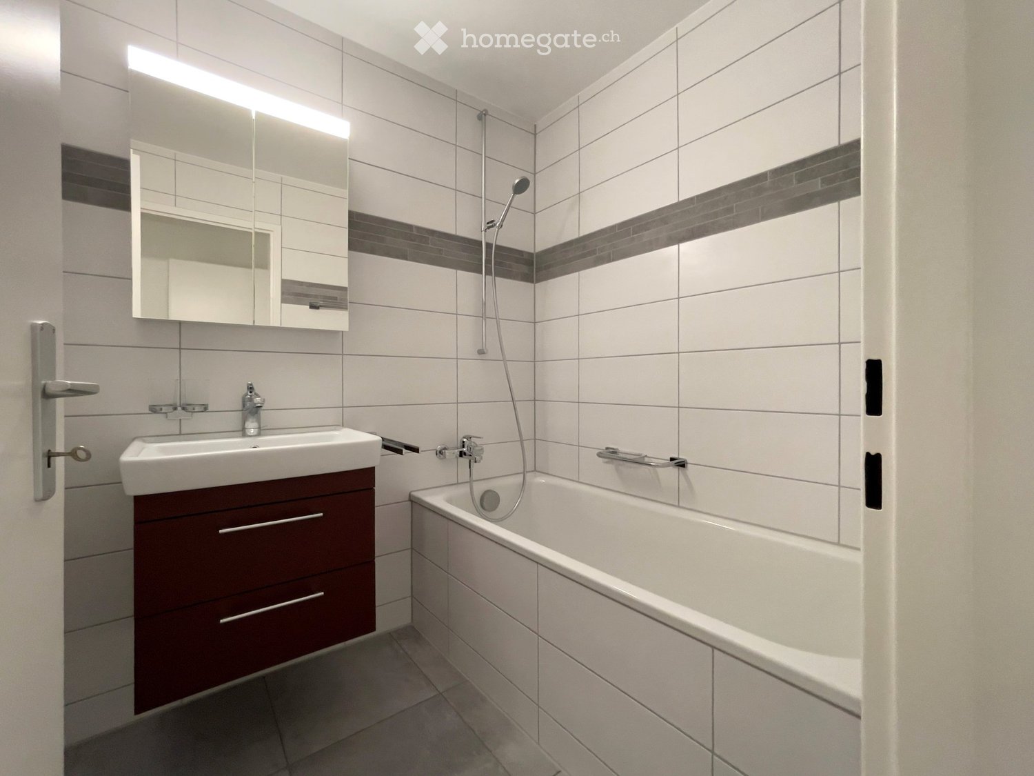 4 ½ room apartment
4.5 room apartment on the 2nd West floor

- Recent renovation

- Fitted kitchen
- Living room with balcony
- 2 bedrooms
- Bathroom/bathtub
- Separate WC
- Parquet

- Monthly rent: Fr. 990.-- + ac. charges Fr. 280.--

- Available: Garage (85.-/month)

- Available from 1.11.2026 or 