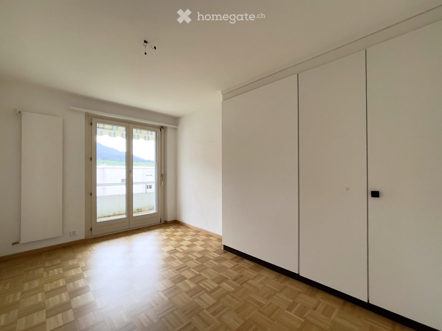 4 ½ room apartment
4.5 room apartment on the 2nd West floor

- Recent renovation

- Fitted kitchen
- Living room with balcony
- 2 bedrooms
- Bathroom/bathtub
- Separate WC
- Parquet

- Monthly rent: Fr. 990.-- + ac. charges Fr. 280.--

- Available: Garage (85.-/month)

- Available from 1.11.2026 or 