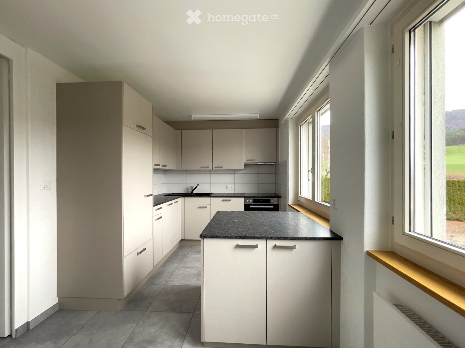 4 ½ room apartment
4.5 room apartment on the 2nd West floor

- Recent renovation

- Fitted kitchen
- Living room with balcony
- 2 bedrooms
- Bathroom/bathtub
- Separate WC
- Parquet

- Monthly rent: Fr. 990.-- + ac. charges Fr. 280.--

- Available: Garage (85.-/month)

- Available from 1.11.2026 or 