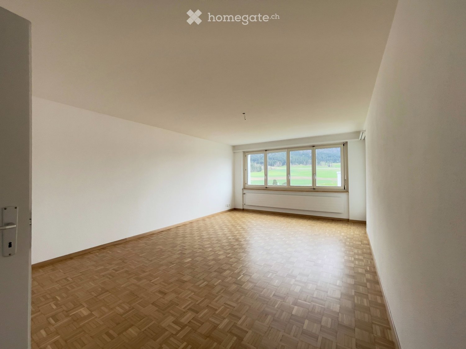 4 ½ room apartment
4.5 room apartment on the 2nd West floor

- Recent renovation

- Fitted kitchen
- Living room with balcony
- 2 bedrooms
- Bathroom/bathtub
- Separate WC
- Parquet

- Monthly rent: Fr. 990.-- + ac. charges Fr. 280.--

- Available: Garage (85.-/month)

- Available from 1.11.2026 or 