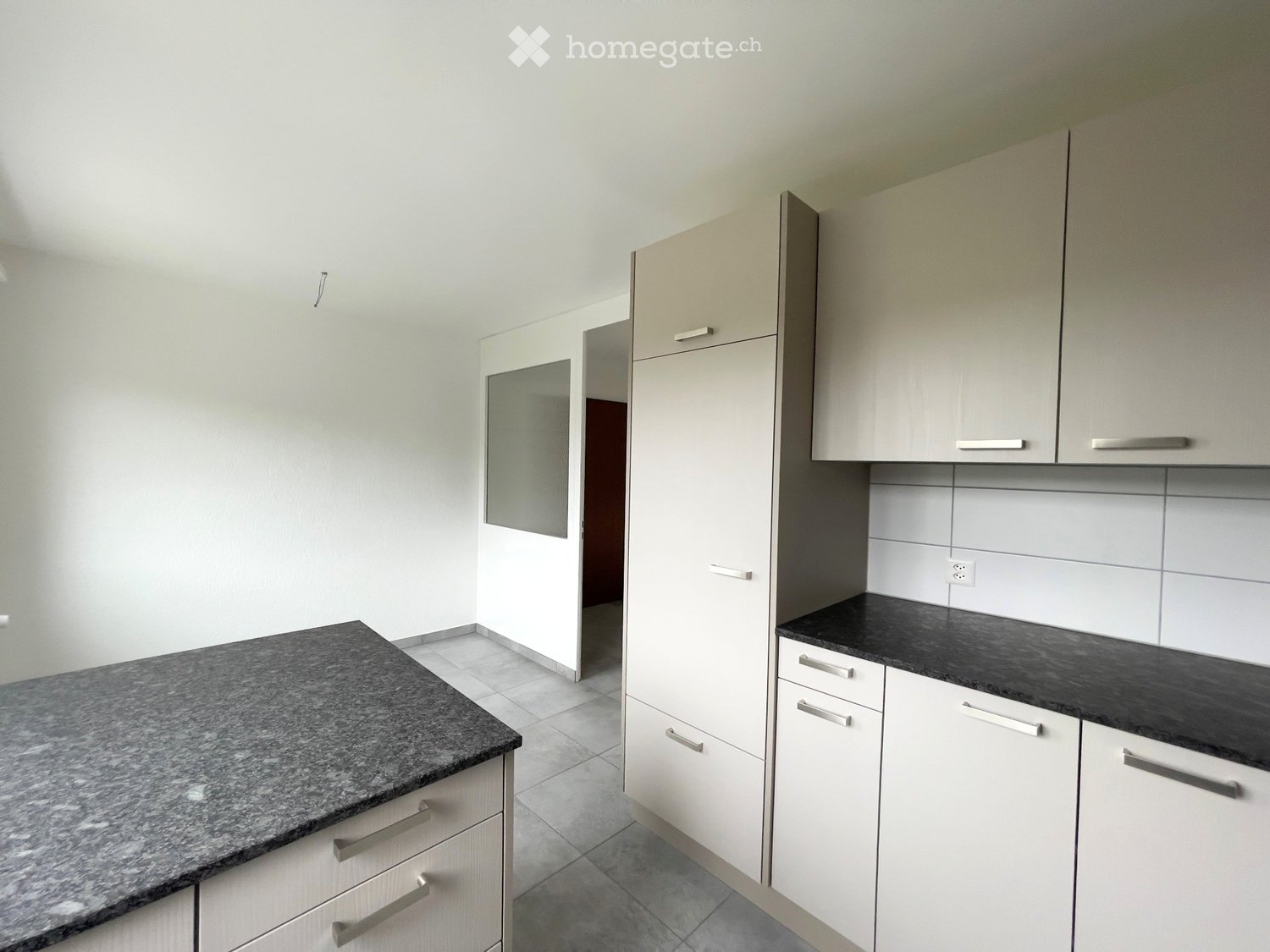 4 ½ room apartment
4.5 room apartment on the 2nd West floor

- Recent renovation

- Fitted kitchen
- Living room with balcony
- 2 bedrooms
- Bathroom/bathtub
- Separate WC
- Parquet

- Monthly rent: Fr. 990.-- + ac. charges Fr. 280.--

- Available: Garage (85.-/month)

- Available from 1.11.2026 or 