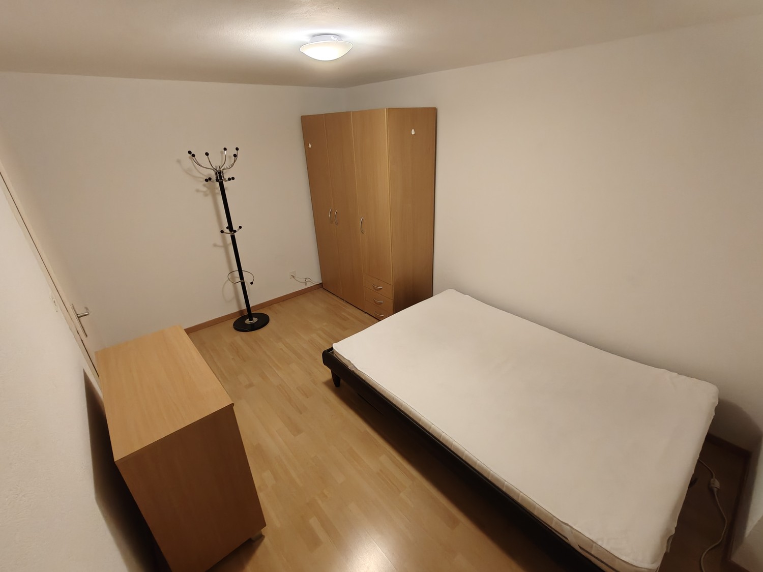 Camera in un appartamento condiviso, foto 3 di 3