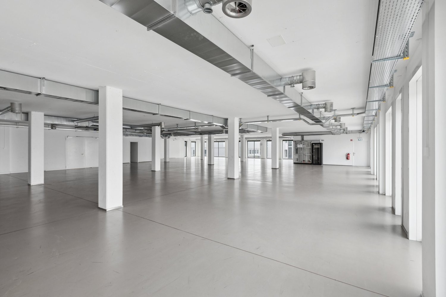 450m² superficie abitativa / commerciale, foto 3 di 4