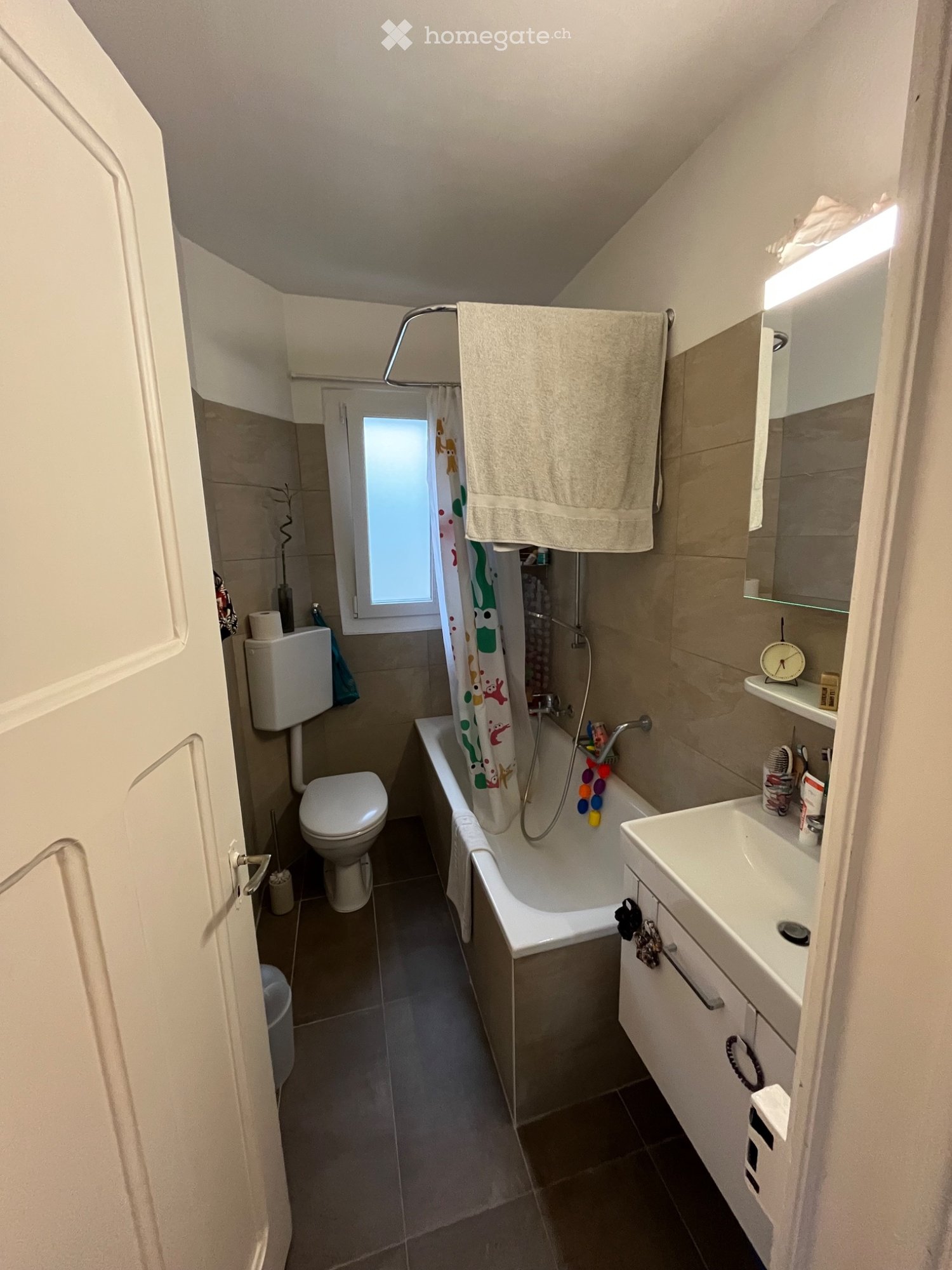 Joli appartement cozy avec beaucoup de cachet et une vue imprenable sur les montagnes à louer dans une maison familiale. Emplacement idéal dans un quartier historique et charmant : gare à 6 minutes, commerces à 10 minutes, parc et parking public devant la maison., foto 1 di 5
