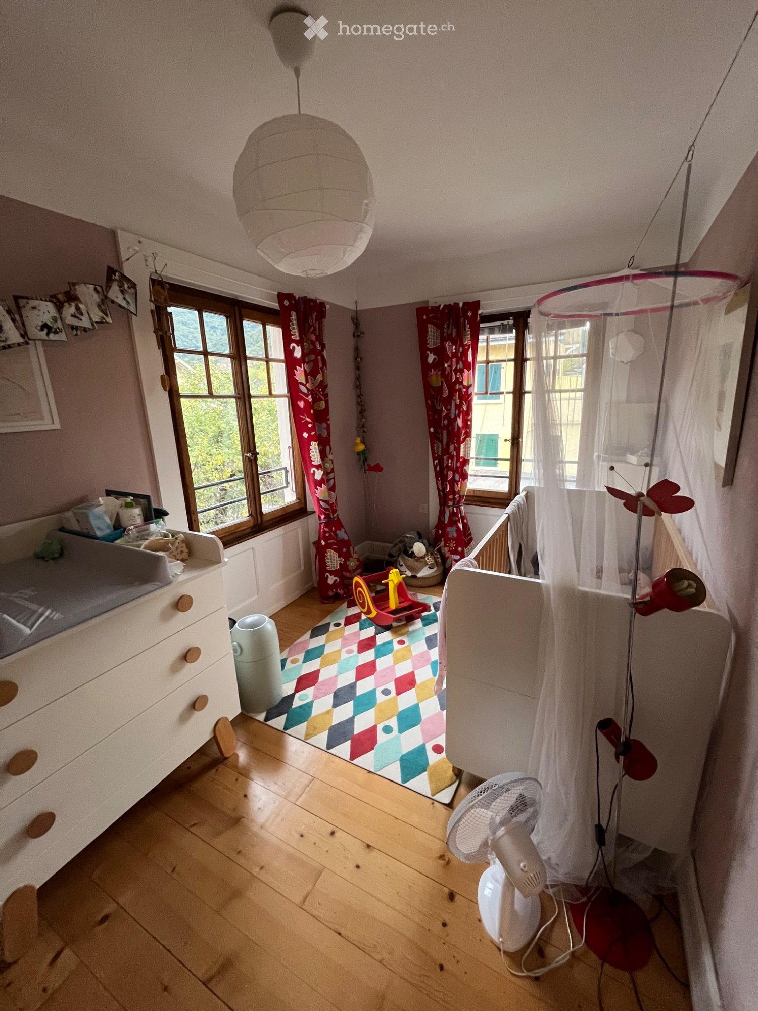 Joli appartement cozy avec beaucoup de cachet et une vue imprenable sur les montagnes à louer dans une maison familiale. Emplacement idéal dans un quartier historique et charmant : gare à 6 minutes, commerces à 10 minutes, parc et parking public devant la maison., foto 4 di 5
