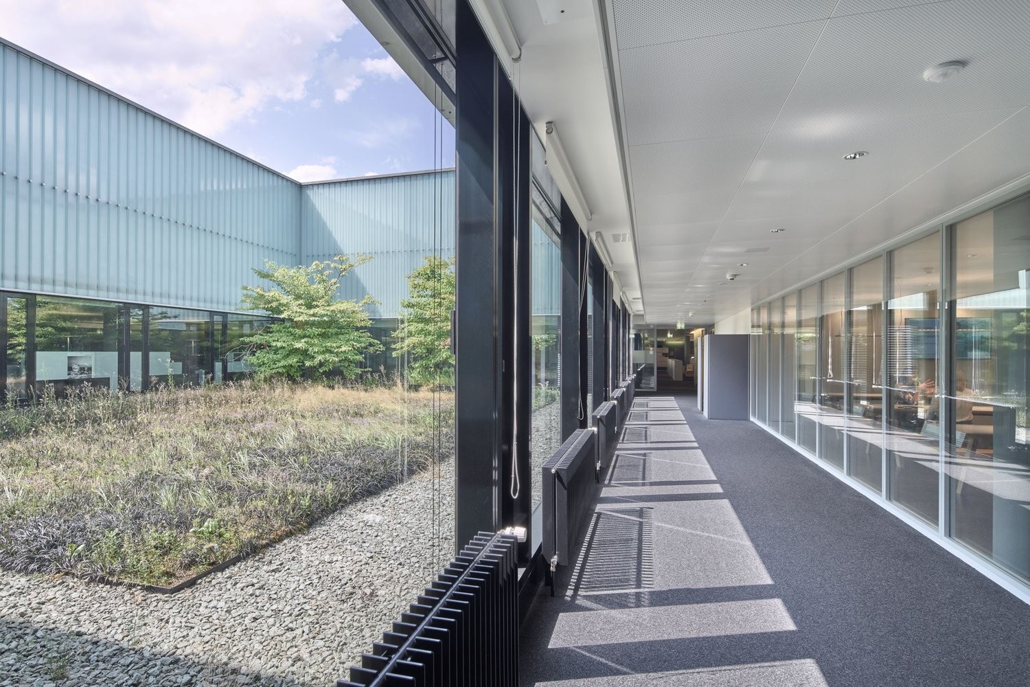 1050m² office