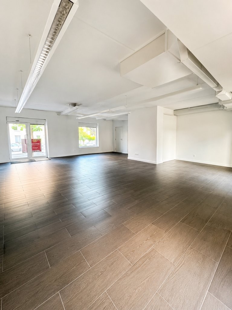 76m² shop