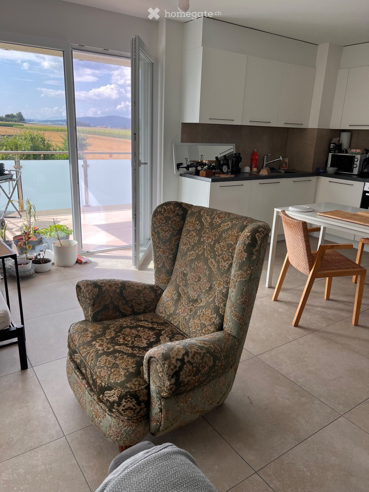 Appartement de 3 pièces
2 chambres
1 grande salle de bain
Lave vaisselle
Four