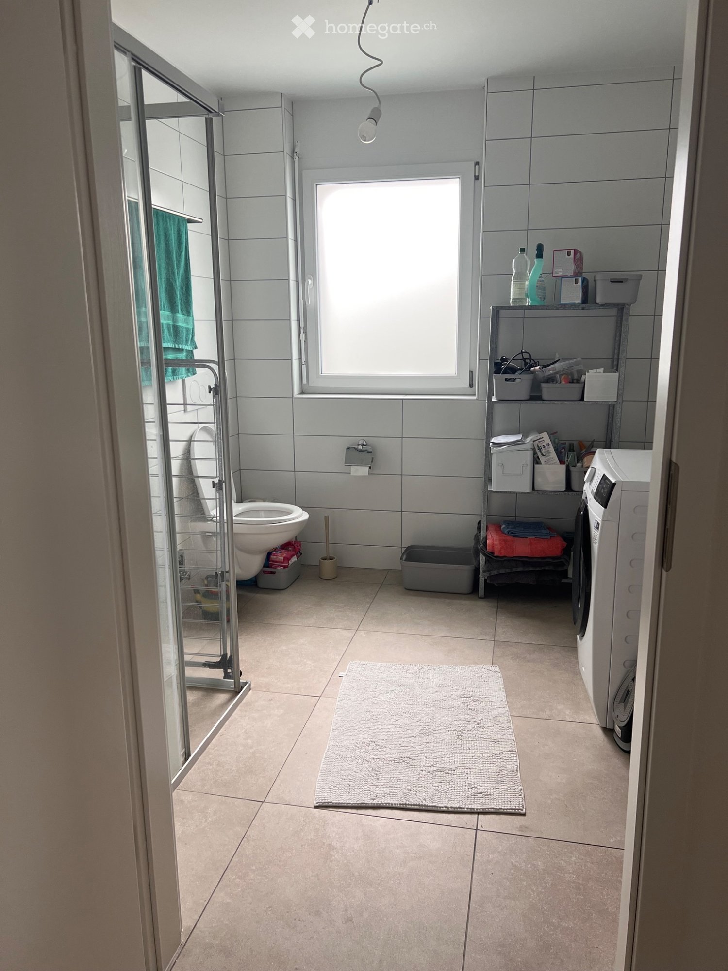 Appartement de 3 pièces
2 chambres
1 grande salle de bain
Lave vaisselle
Four