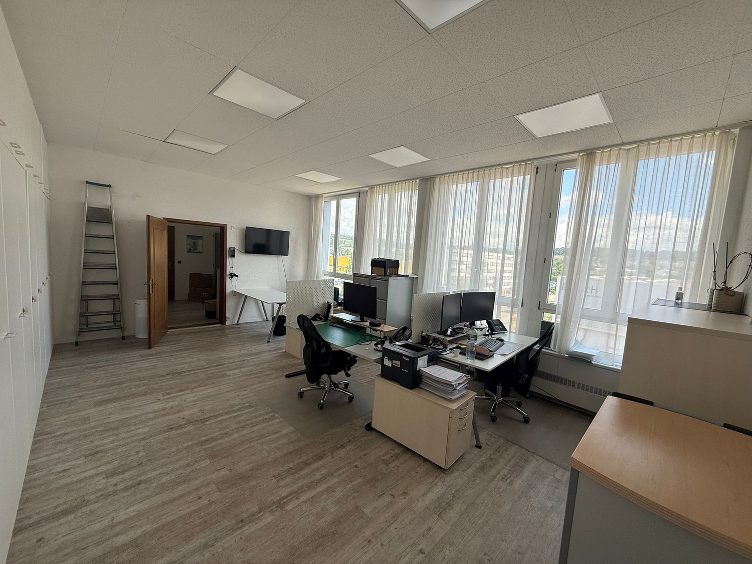 160m² commercial