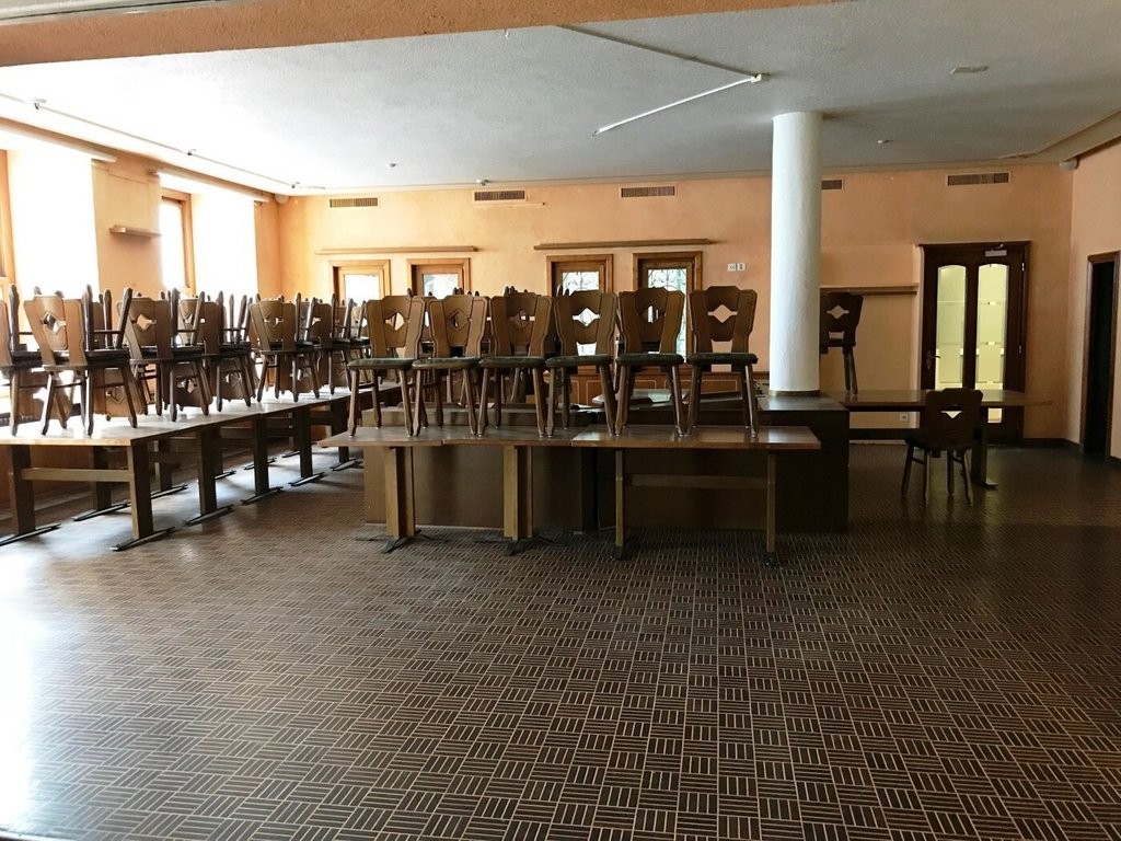340m² shop