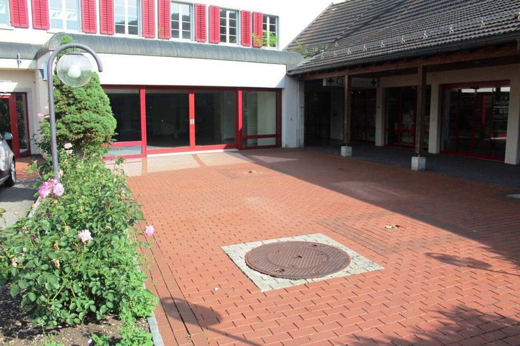 340m² shop