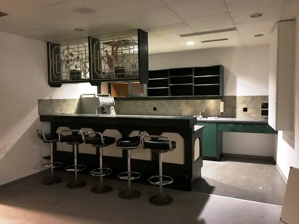 340m² shop