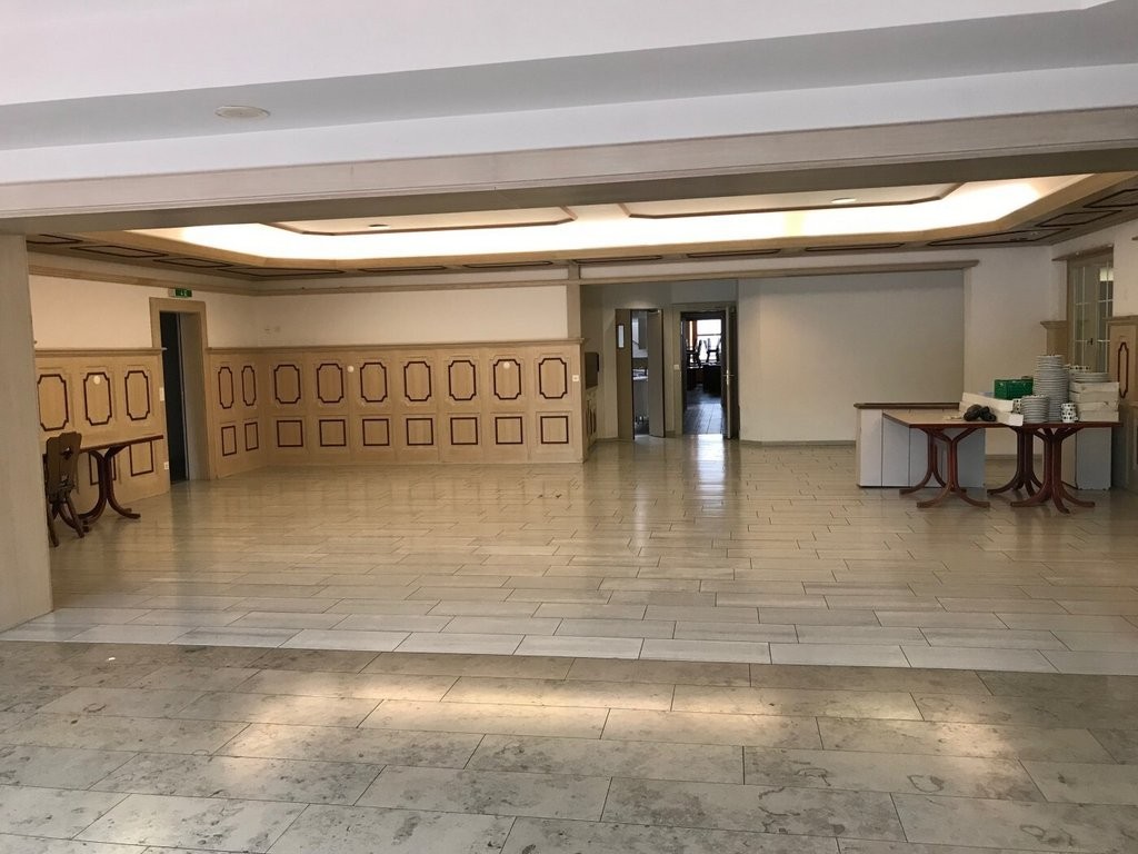 340m² shop