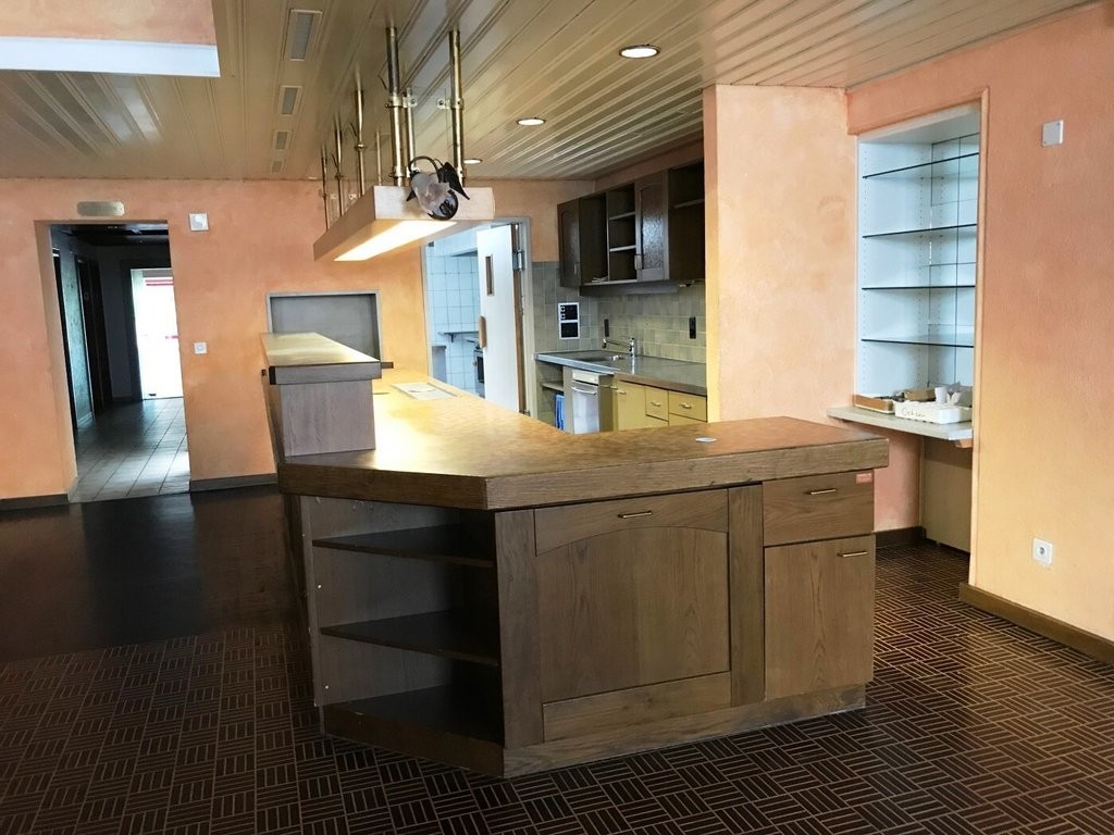 340m² shop