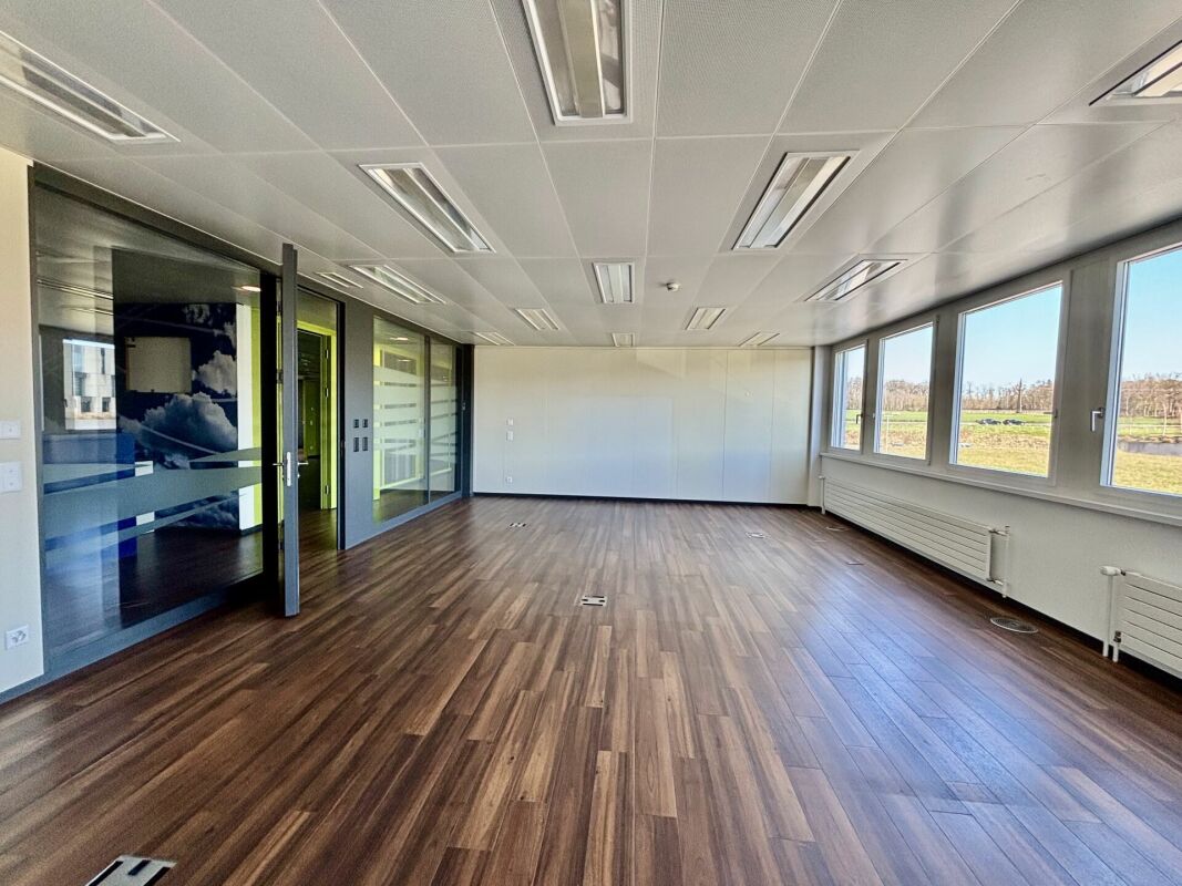 350m² office