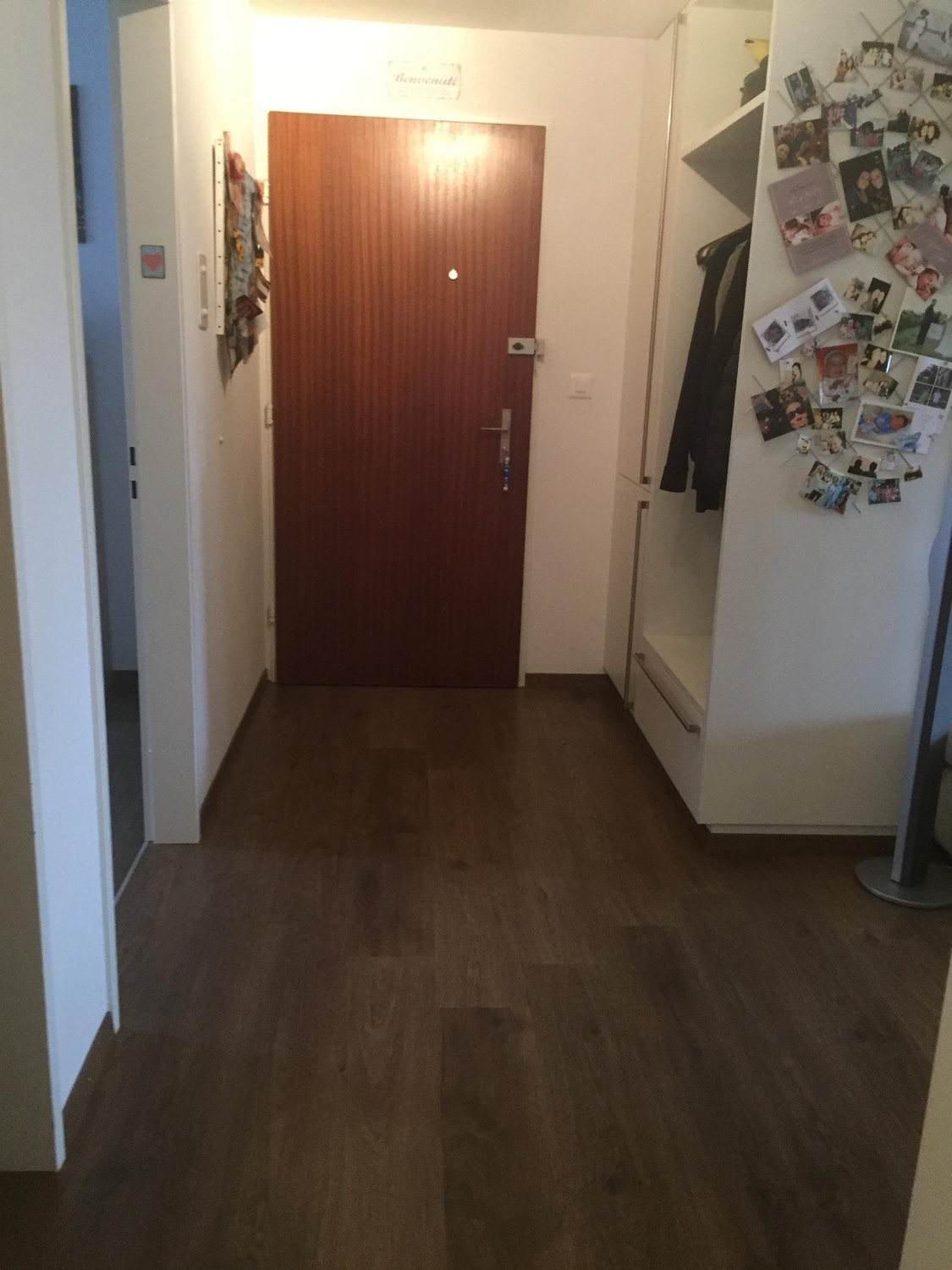 Appartamento di 3 ½ locali

Posizione soleggiata e tranquilla vicino alla stazione e a vari servizi come panetteria, banca, posta, Coop ecc.

L'appartamento luminoso senza ascensore offre un bagno con lavatrice-asciugatrice propria, vasca da bagno e doccia separata.

Nella cucina moderna è installat, foto 7 di 9