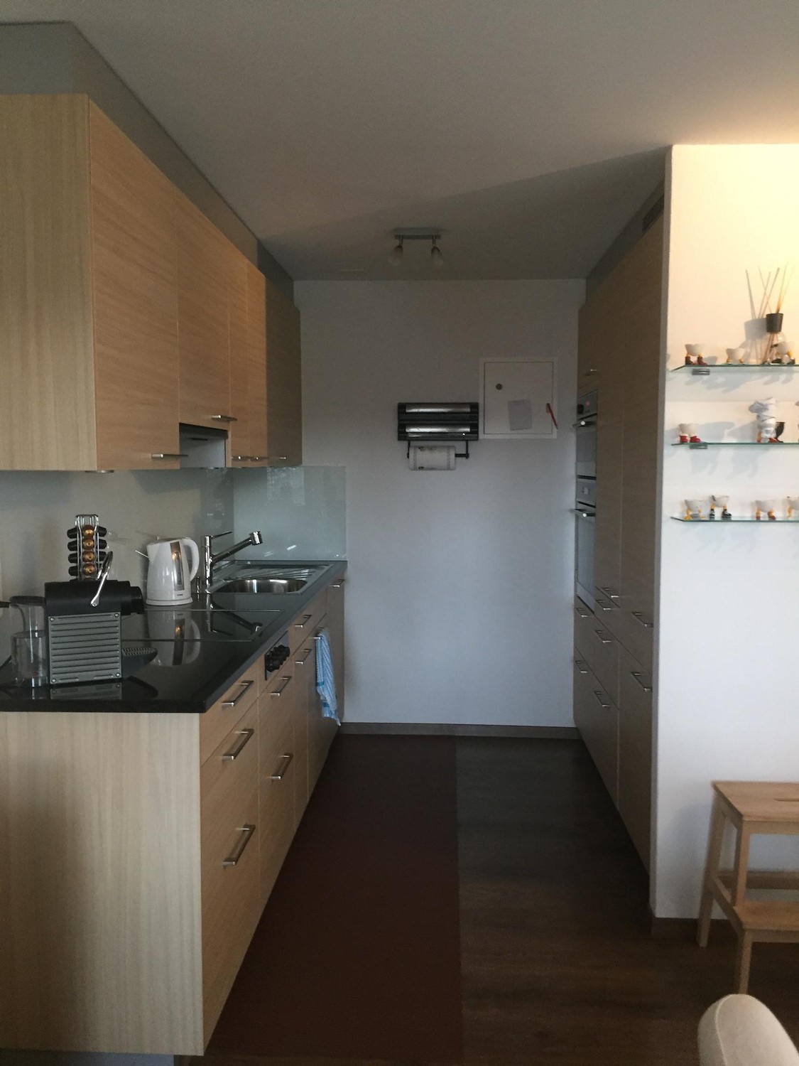 Appartamento di 3 ½ locali

Posizione soleggiata e tranquilla vicino alla stazione e a vari servizi come panetteria, banca, posta, Coop ecc.

L'appartamento luminoso senza ascensore offre un bagno con lavatrice-asciugatrice propria, vasca da bagno e doccia separata.

Nella cucina moderna è installat, foto 3 di 9