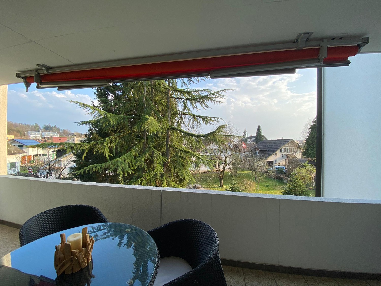 Appartamento di 3 ½ locali

Posizione soleggiata e tranquilla vicino alla stazione e a vari servizi come panetteria, banca, posta, Coop ecc.

L'appartamento luminoso senza ascensore offre un bagno con lavatrice-asciugatrice propria, vasca da bagno e doccia separata.

Nella cucina moderna è installat, foto 2 di 9