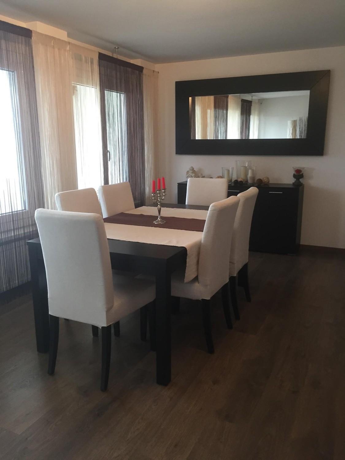 Appartamento di 3 ½ locali

Posizione soleggiata e tranquilla vicino alla stazione e a vari servizi come panetteria, banca, posta, Coop ecc.

L'appartamento luminoso senza ascensore offre un bagno con lavatrice-asciugatrice propria, vasca da bagno e doccia separata.

Nella cucina moderna è installat, foto 1 di 9
