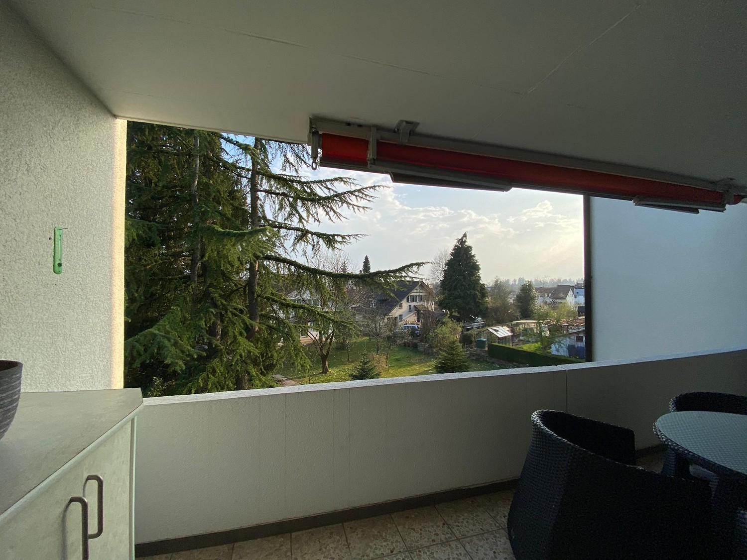 Appartamento di 3 ½ locali

Posizione soleggiata e tranquilla vicino alla stazione e a vari servizi come panetteria, banca, posta, Coop ecc.

L'appartamento luminoso senza ascensore offre un bagno con lavatrice-asciugatrice propria, vasca da bagno e doccia separata.

Nella cucina moderna è installat, foto 4 di 9