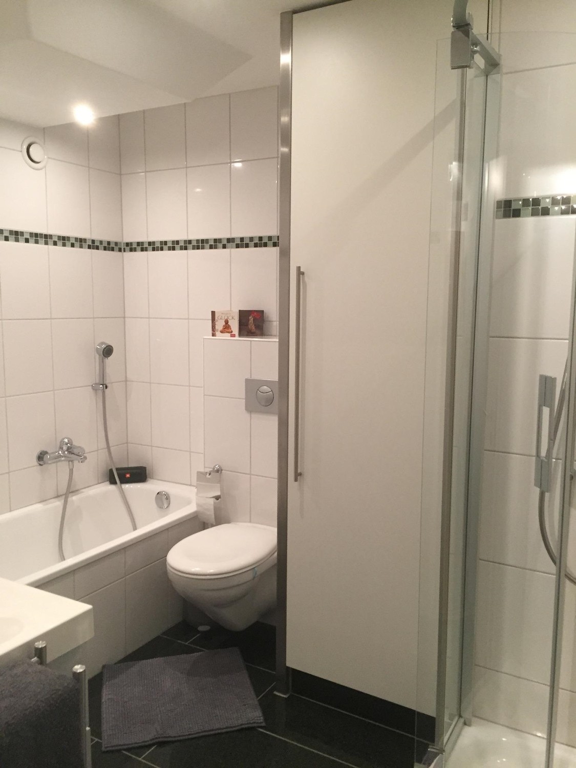 Appartamento di 3 ½ locali

Posizione soleggiata e tranquilla vicino alla stazione e a vari servizi come panetteria, banca, posta, Coop ecc.

L'appartamento luminoso senza ascensore offre un bagno con lavatrice-asciugatrice propria, vasca da bagno e doccia separata.

Nella cucina moderna è installat, foto 6 di 9