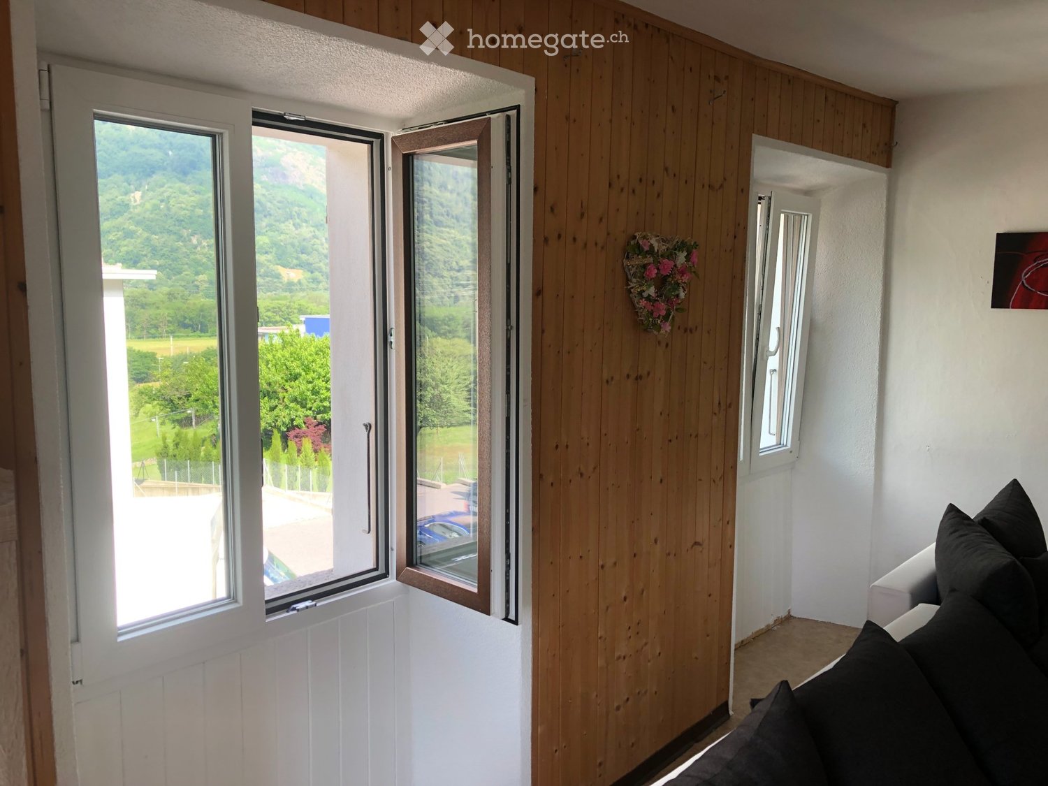 6-Zimmer-Wohnung

Apartment mit neuer amerikanischer Küche, bewohnbar und mit allem Komfort ausgestattet. 1 Wohnzimmer, 3 Zimmer, WC mit Dusche und 1 Abstellraum. Neue Fenster mit Dreifachverglasung. Neue Laminatböden. Heizung mittels Wärmepumpe, die im September installiert wird. Miete alles inklus