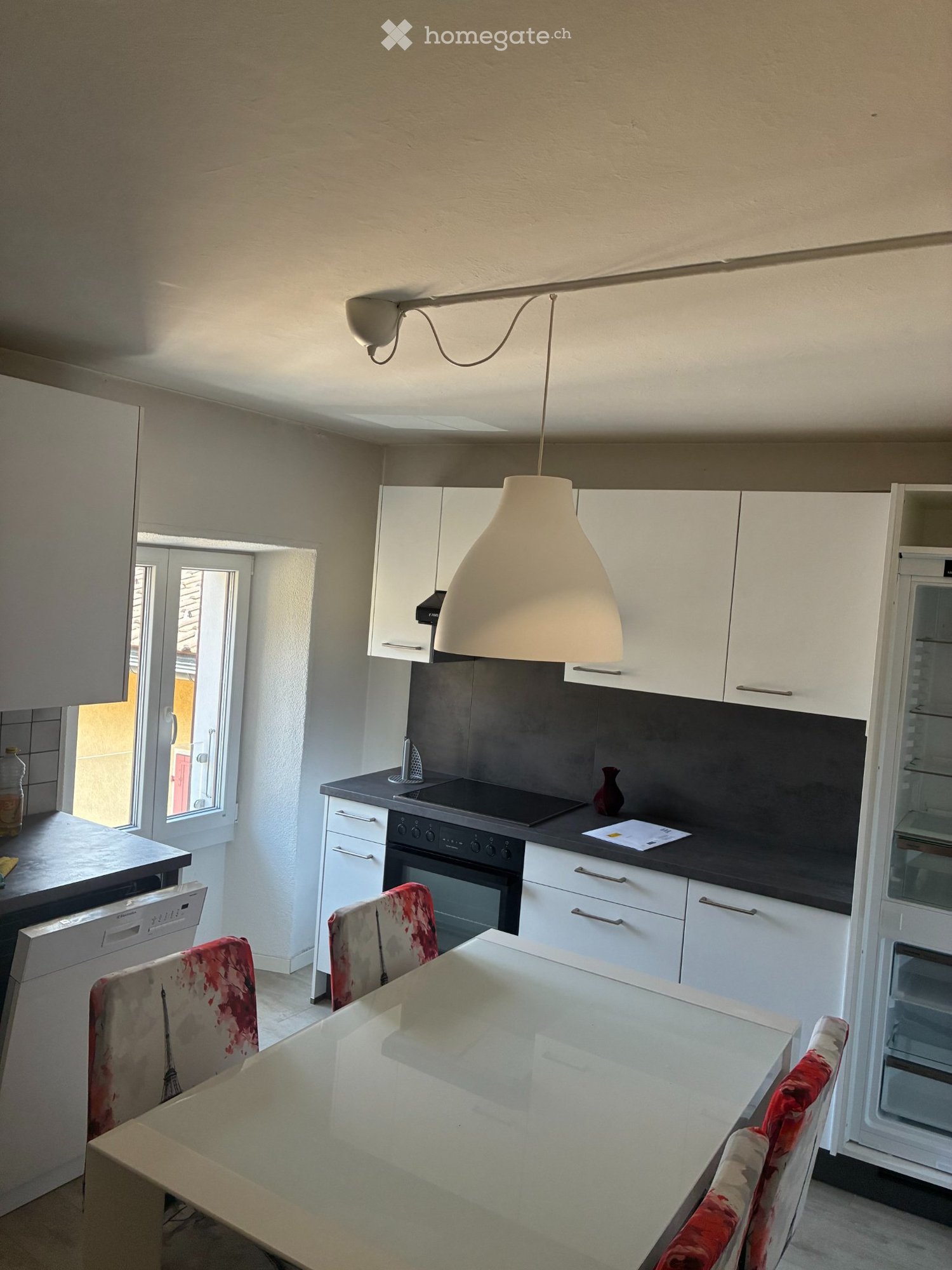 6-Zimmer-Wohnung

Apartment mit neuer amerikanischer Küche, bewohnbar und mit allem Komfort ausgestattet. 1 Wohnzimmer, 3 Zimmer, WC mit Dusche und 1 Abstellraum. Neue Fenster mit Dreifachverglasung. Neue Laminatböden. Heizung mittels Wärmepumpe, die im September installiert wird. Miete alles inklus