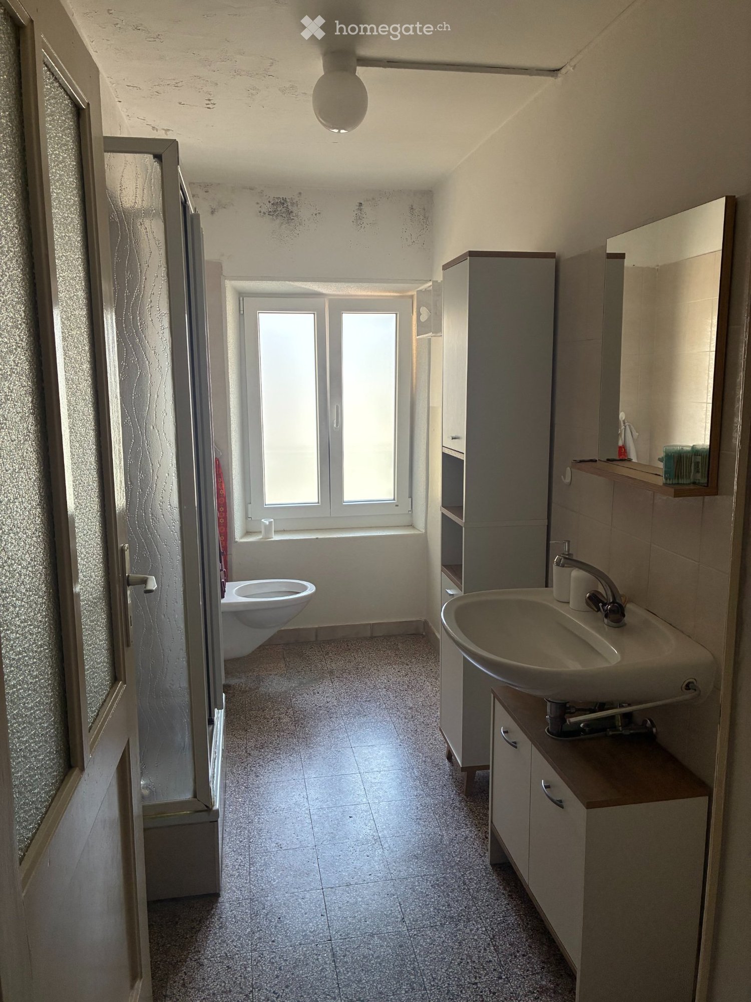6-Zimmer-Wohnung

Apartment mit neuer amerikanischer Küche, bewohnbar und mit allem Komfort ausgestattet. 1 Wohnzimmer, 3 Zimmer, WC mit Dusche und 1 Abstellraum. Neue Fenster mit Dreifachverglasung. Neue Laminatböden. Heizung mittels Wärmepumpe, die im September installiert wird. Miete alles inklus
