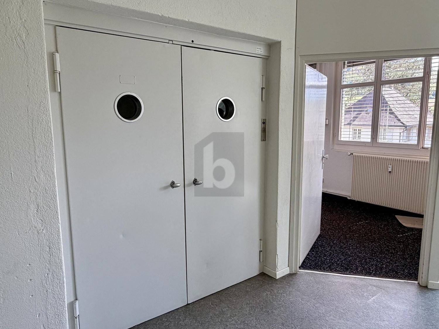 82m² office