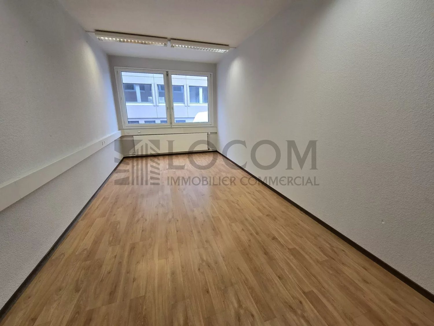 100m² shop