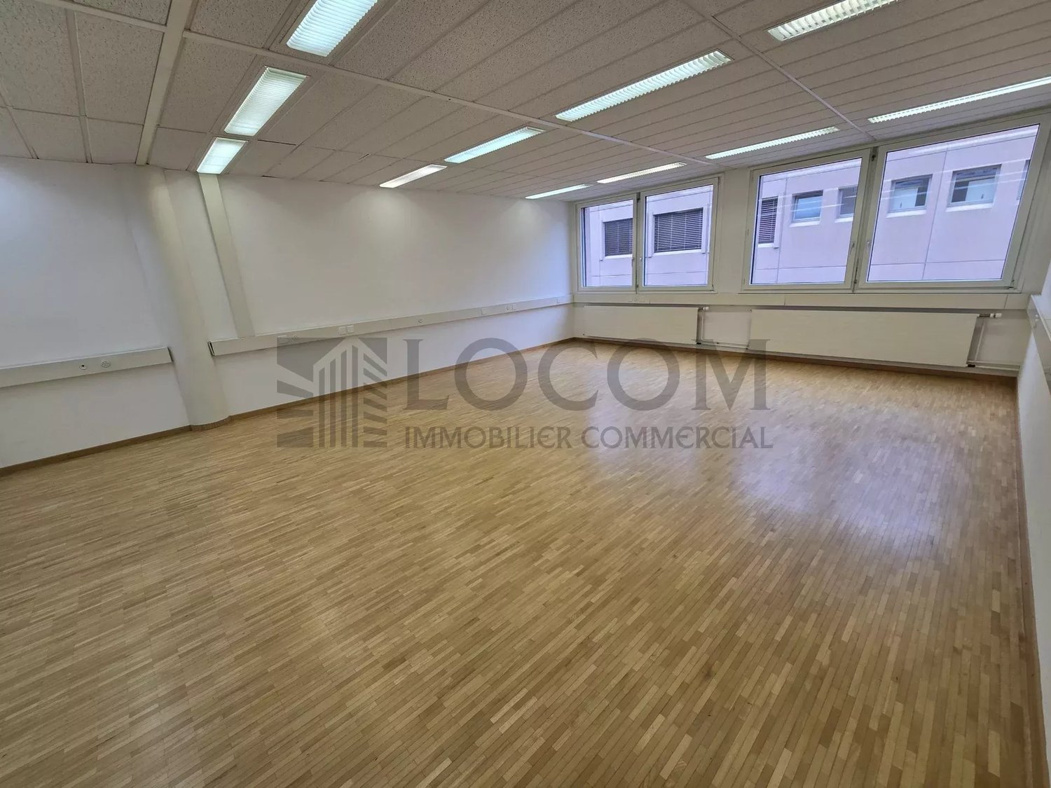 100m² shop